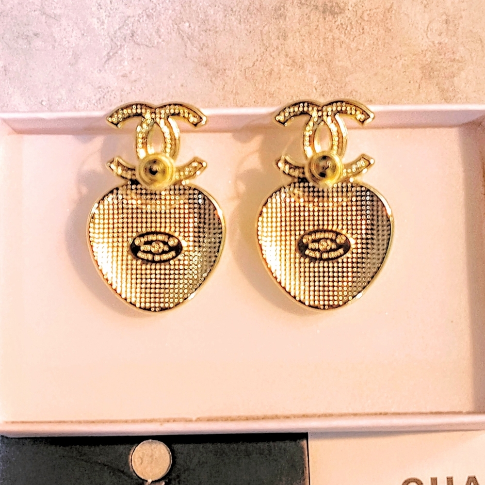 CHANEL CC GOLD-PLATED PENDANT ON NECKLACE & CHANEL CC HEART EARRINGS FAUX PEARLS - Picture 14 of 16